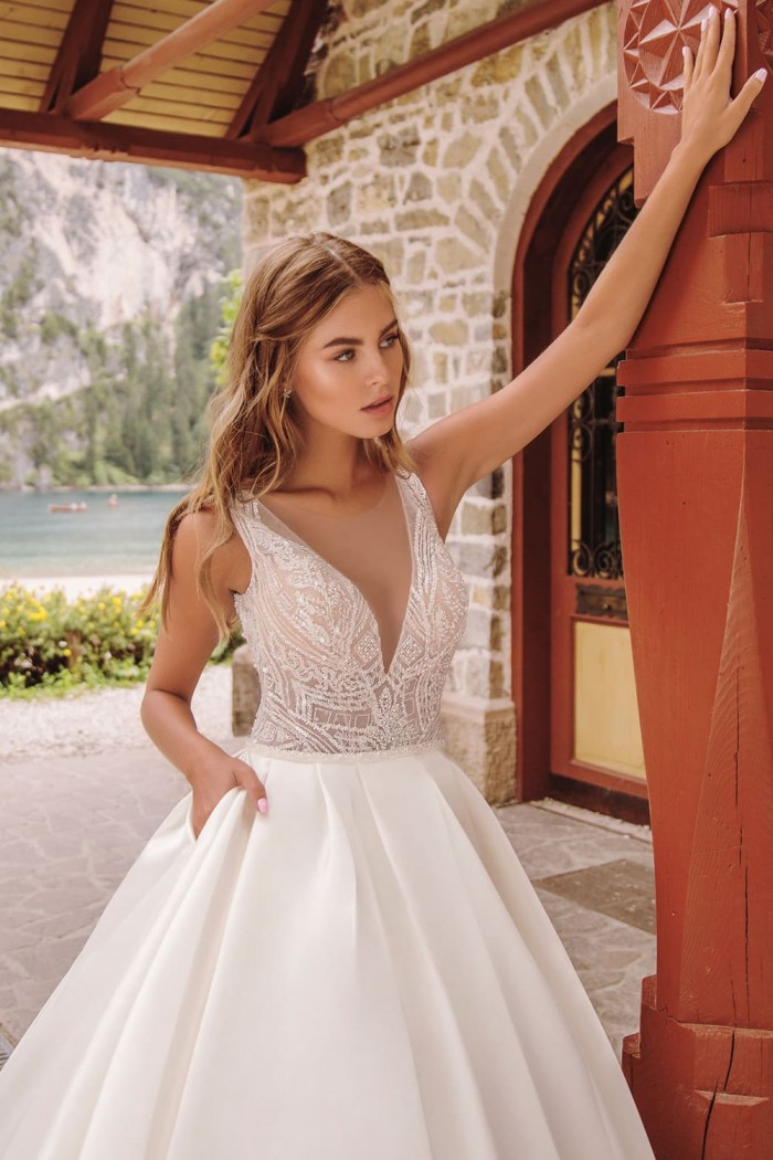 АГЕЛ - Свадебное платье с расшитым лифом и атласной юбкой со шлейфом | Paulain
