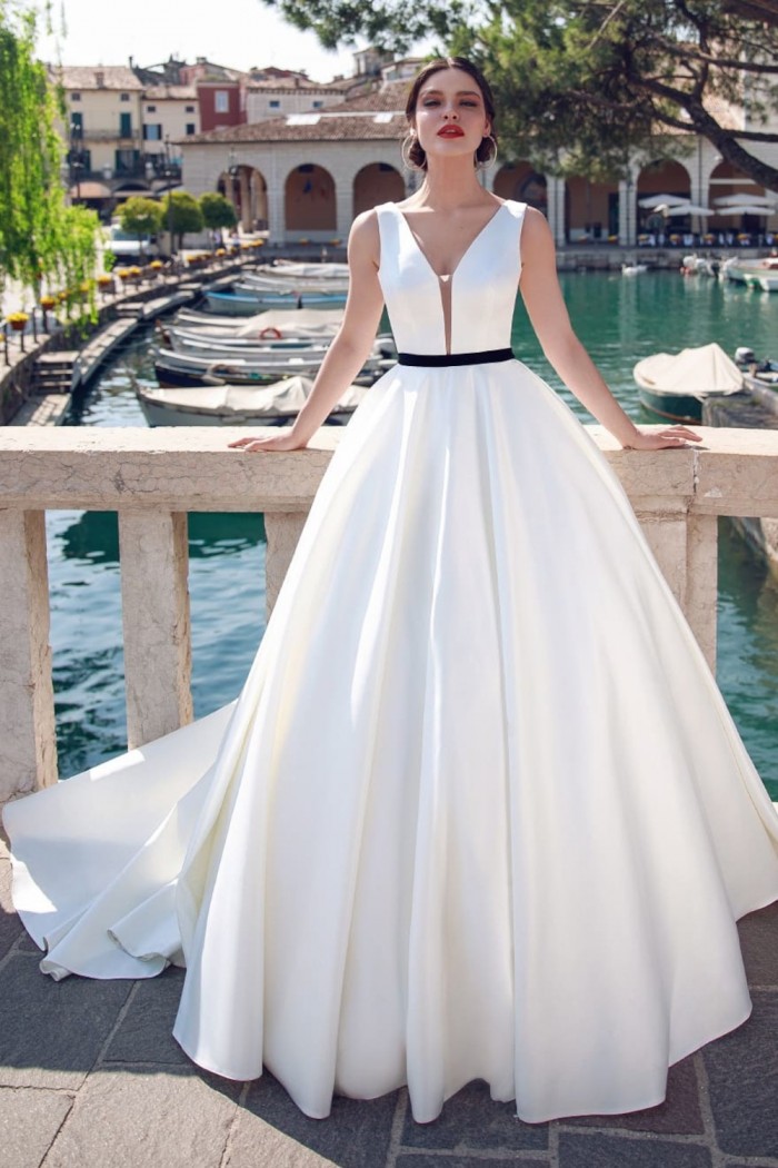 Белое атласное свадебное платье с пышной юбкой со шлейфом - ФОРТЕ | Paulain