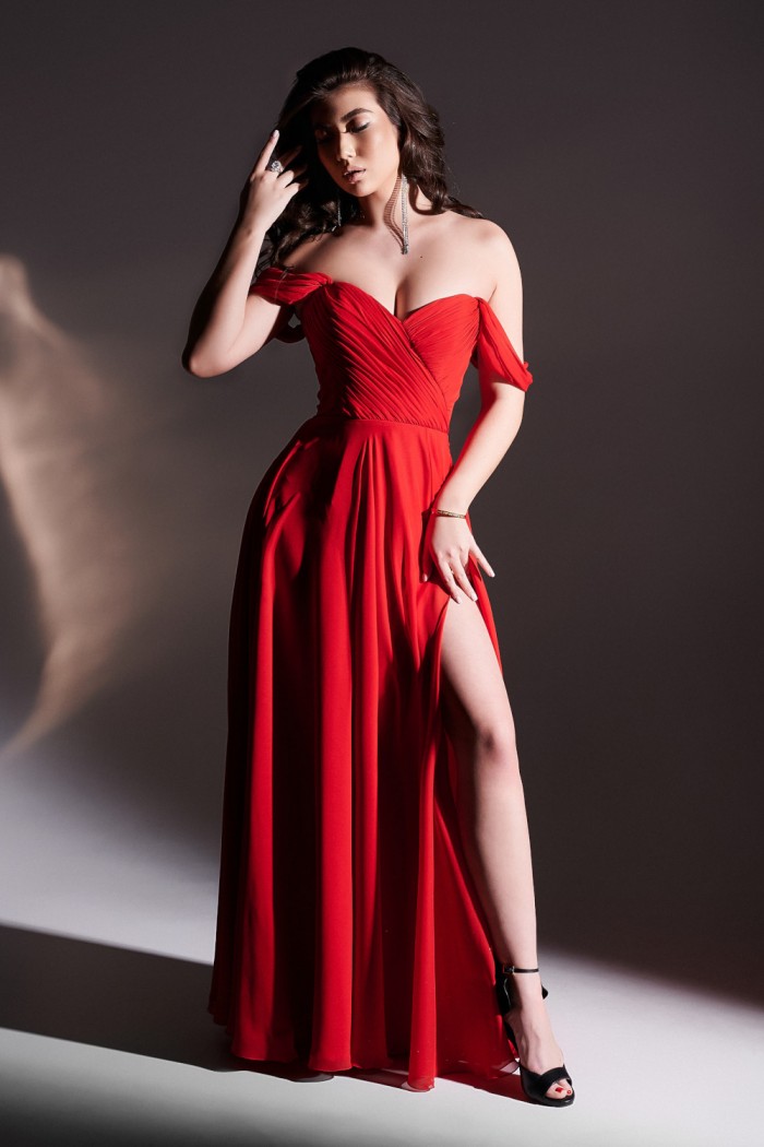 Красное вечернее платье с высоким разрезом и открытыми плечами - МАРАЙЯ | Paulain