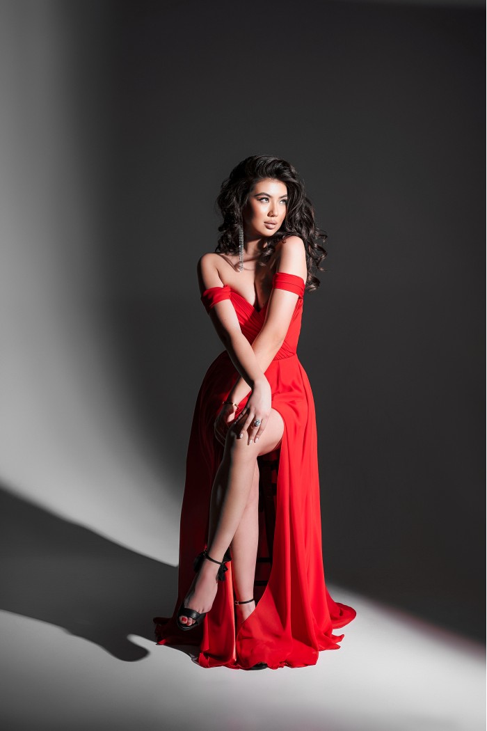 МАРАЙЯ - Красное вечернее платье с высоким разрезом и открытыми плечами | Paulain
