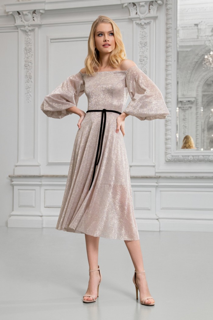 Сверкающее коктейльное платье модной длины с открытыми плечами - МИННА Миди | Paulain