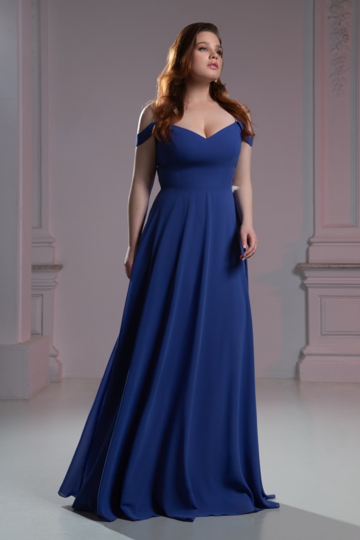 Темно-синее вечернее платье с открытыми плечами и длинной юбкой - РИВЕР | Paulain