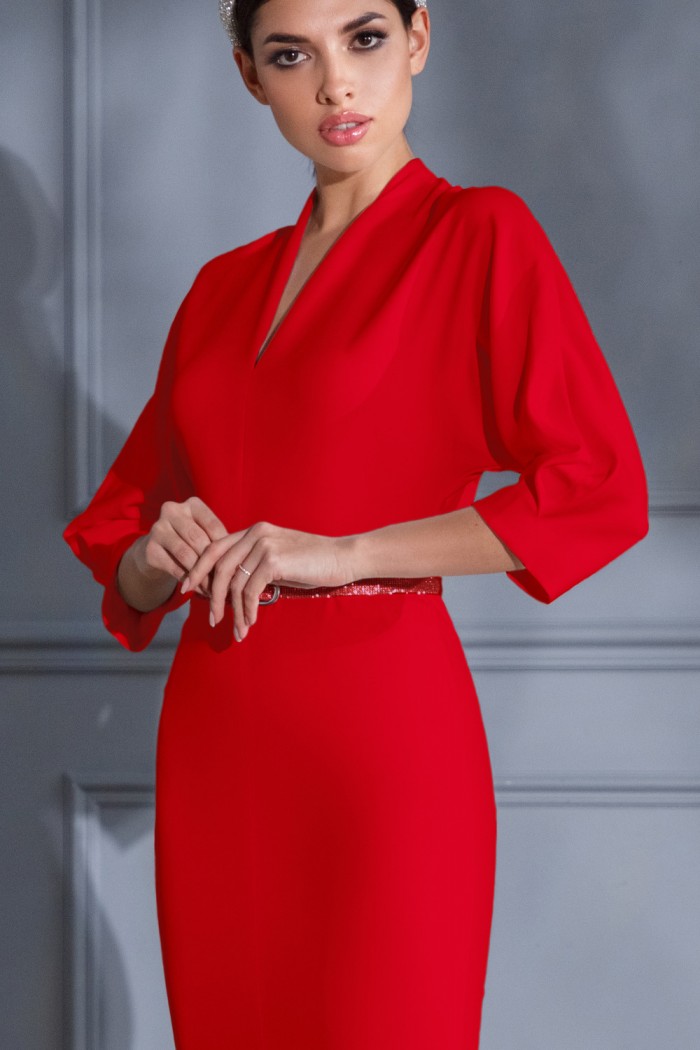 АЛЬБА - Яркое платье миди длины строгого силуэта с пикантным разрезом по ноге и узким вырезом | Paulain