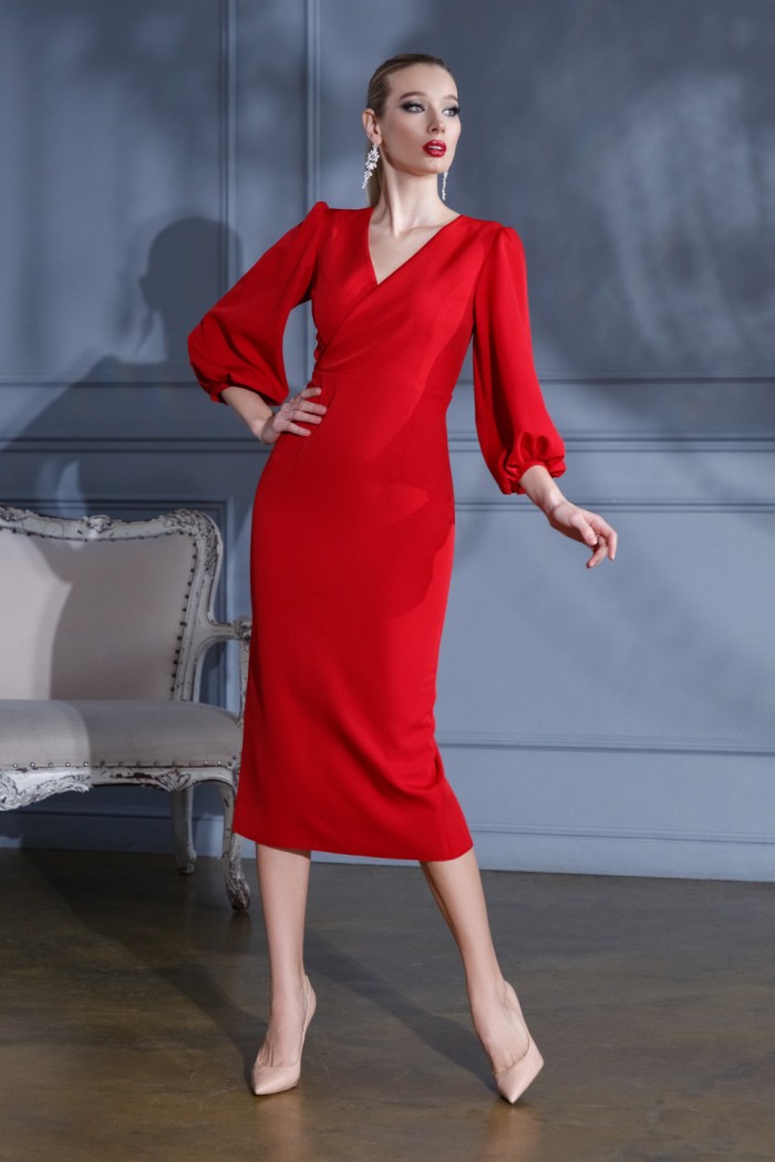Лаконичное платье с выразительным декольте, разрезом сзади и объемным рукавом - ЛИНДСИ | Paulain