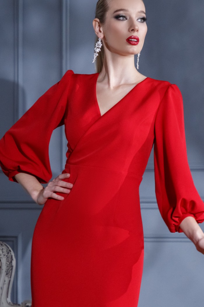 ЛИНДСИ - Лаконичное платье с выразительным декольте, разрезом сзади и объемным рукавом | Paulain