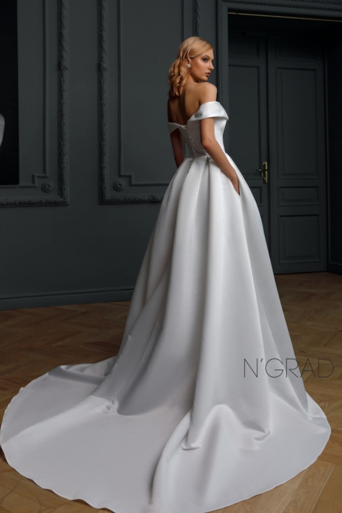 СЕЛИЯ - Свадебное атласное платье со шлейфом и открытыми плечами | Paulain