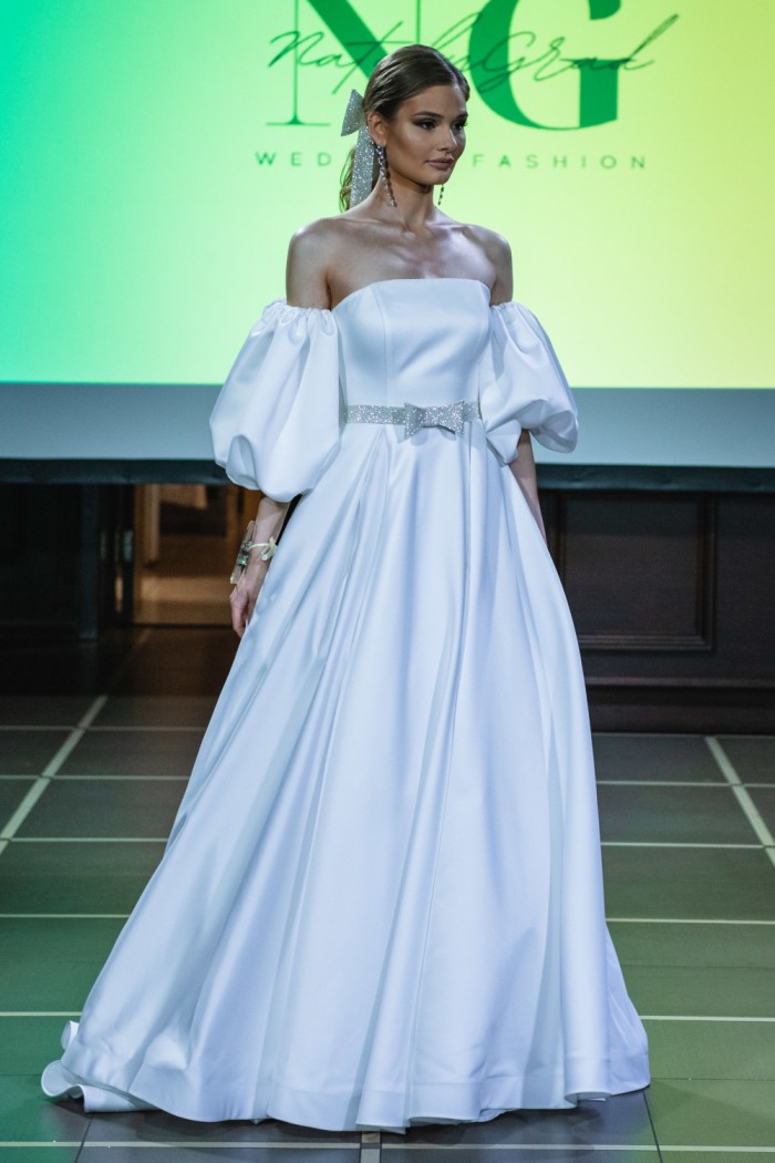 Атласное длинное свадебное платье со спущенным объемным рукавом - МАГДА | Paulain
