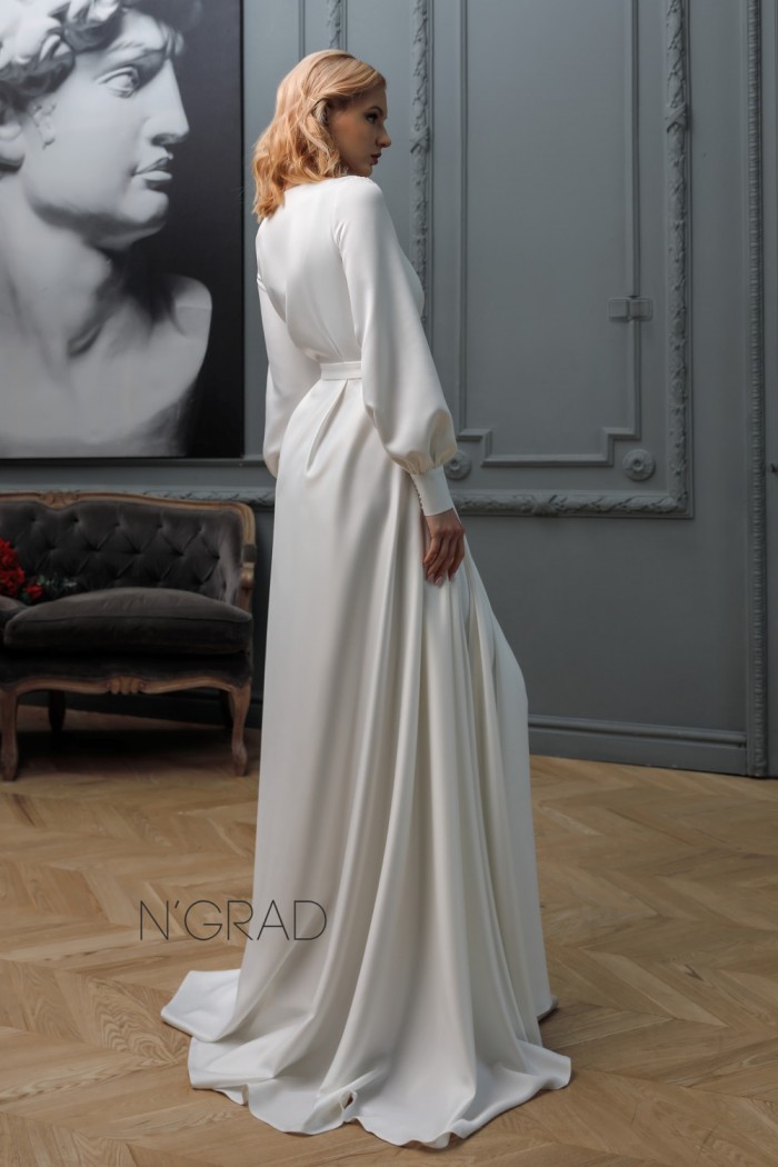ДЖЕММА - Полностью атласное свадебное платье с высоким разрезом по ноге и с длинным рукавом | Paulain