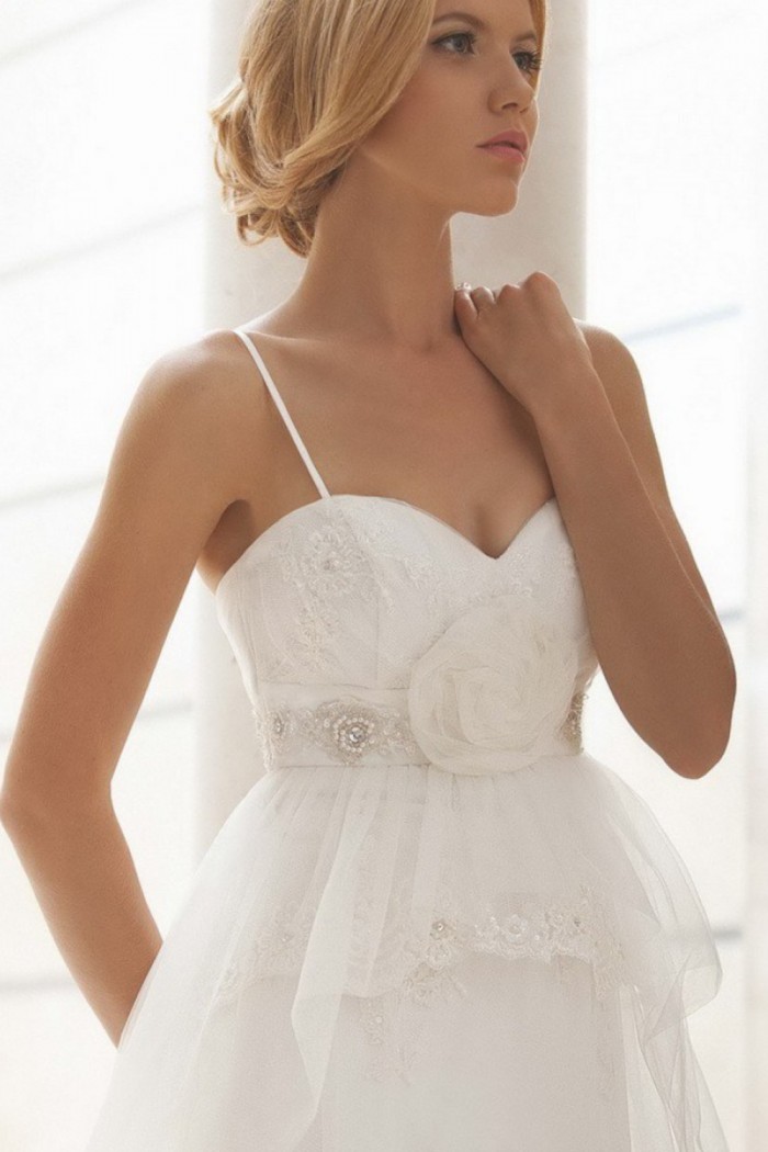 КОРАЛЛ - Романтичное свадебное платье с кружевом и цветами без рукава на бретелях | Paulain