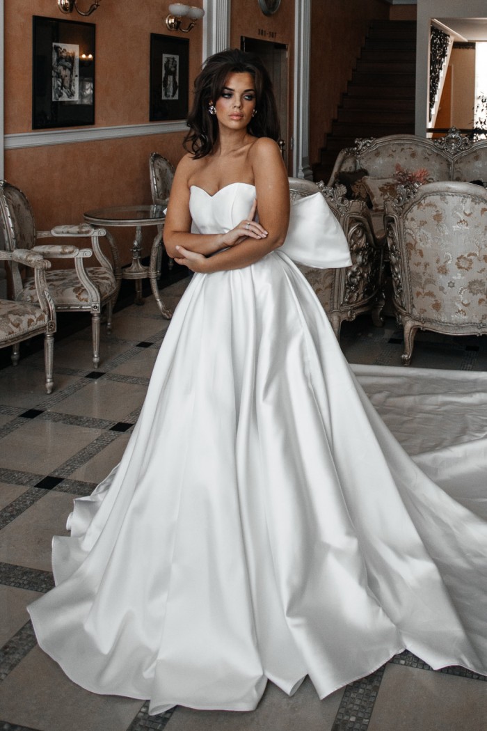 Великолепное свадебное открытое платье из атласа с длинным шлейфом - ВИОЛА | Paulain