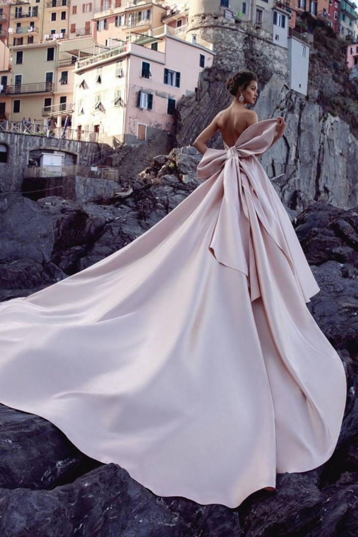ВИОЛА - Великолепное свадебное открытое платье из атласа с длинным шлейфом | Paulain