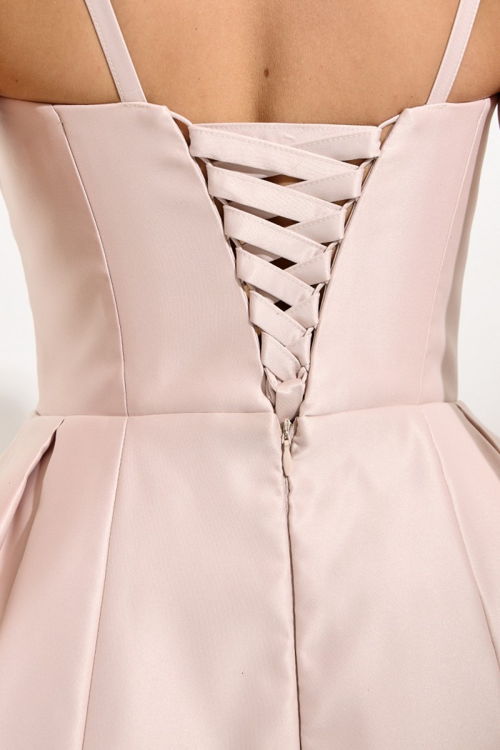 ЛУЧШАЯ ПОДРУГА - Нежное атласное платье мини длины на тонких бретелях и полукорсетным лифом | Paulain