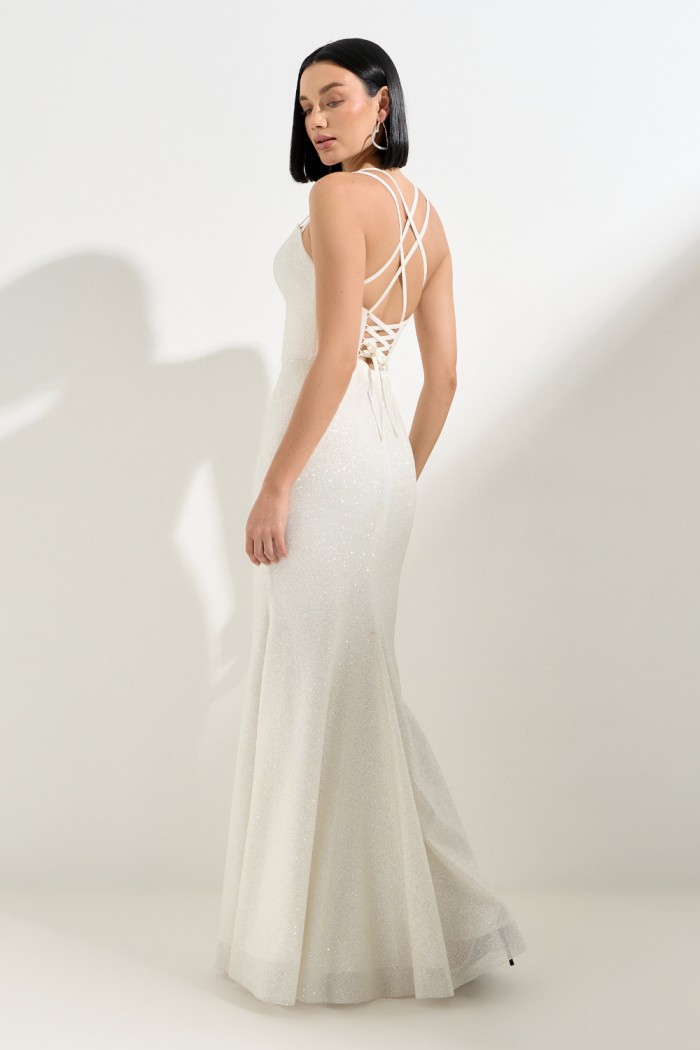 ВЫЗОВ ПРИНЯТ - Открытое блестящее платье силуэта рыбка из глиттерной ткани оттенка белый воск | Paulain