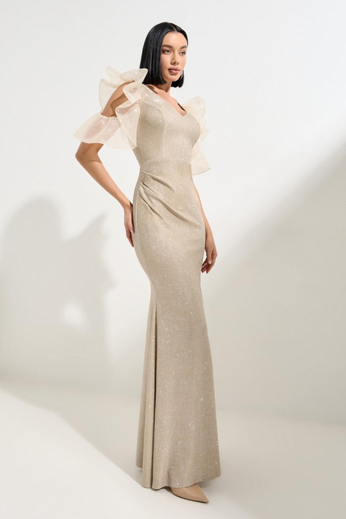 Силуэтное вечернее платье светлого оттенка с коротким фигурным рукавом и на замке - ПЕРВОЕ ВПЕЧАТЛЕНИЕ ЛАЙТ | Paulain