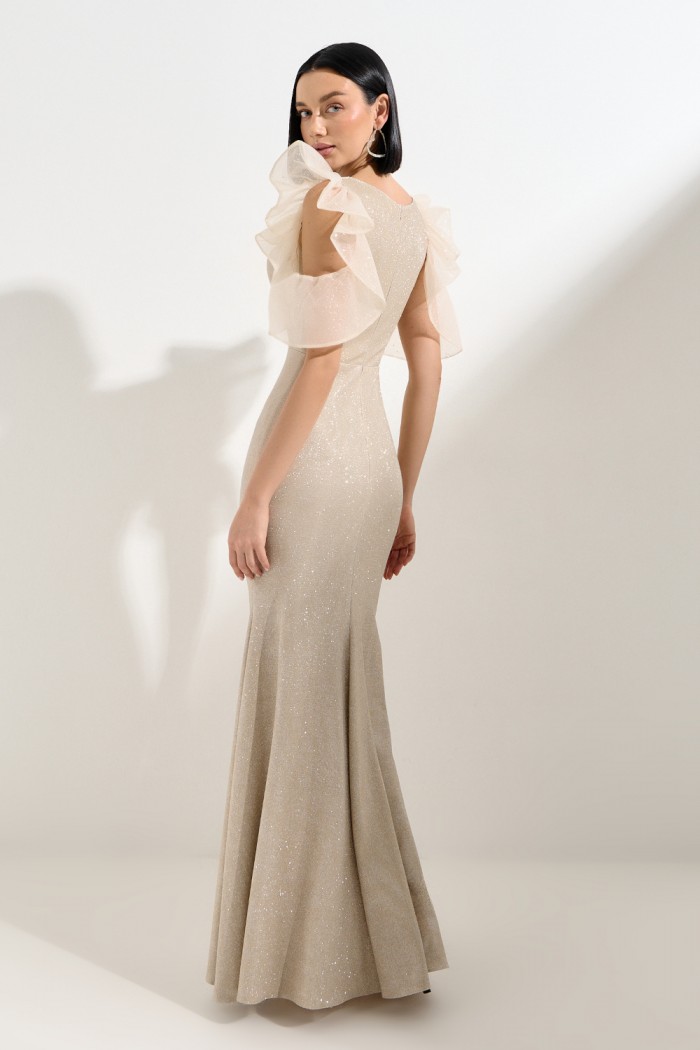 ПЕРВОЕ ВПЕЧАТЛЕНИЕ ЛАЙТ - Силуэтное вечернее платье светлого оттенка с коротким фигурным рукавом и на замке | Paulain