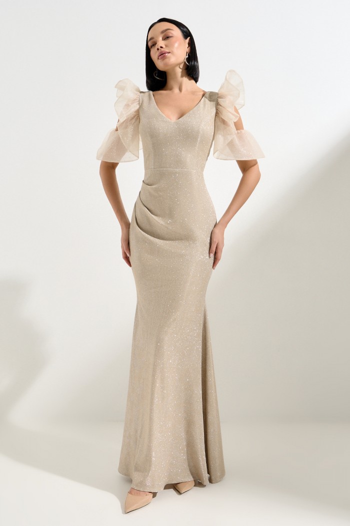 ПЕРВОЕ ВПЕЧАТЛЕНИЕ ЛАЙТ - Силуэтное вечернее платье светлого оттенка с коротким фигурным рукавом и на замке | Paulain