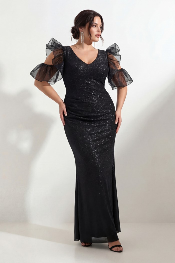 Длинное черное платье из блестящей ткани большого размера с коротким фигурным рукавом - ПЕРВОЕ ВПЕЧАТЛЕНИЕ | Paulain