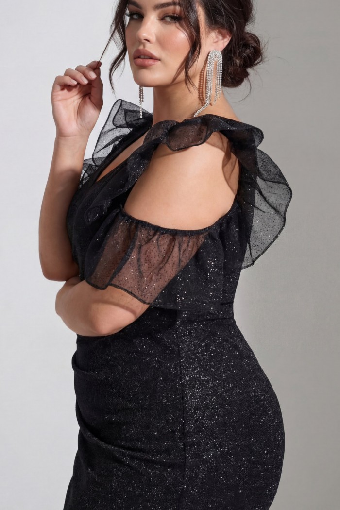 ПЕРВОЕ ВПЕЧАТЛЕНИЕ - Длинное черное платье из блестящей ткани большого размера с коротким фигурным рукавом | Paulain