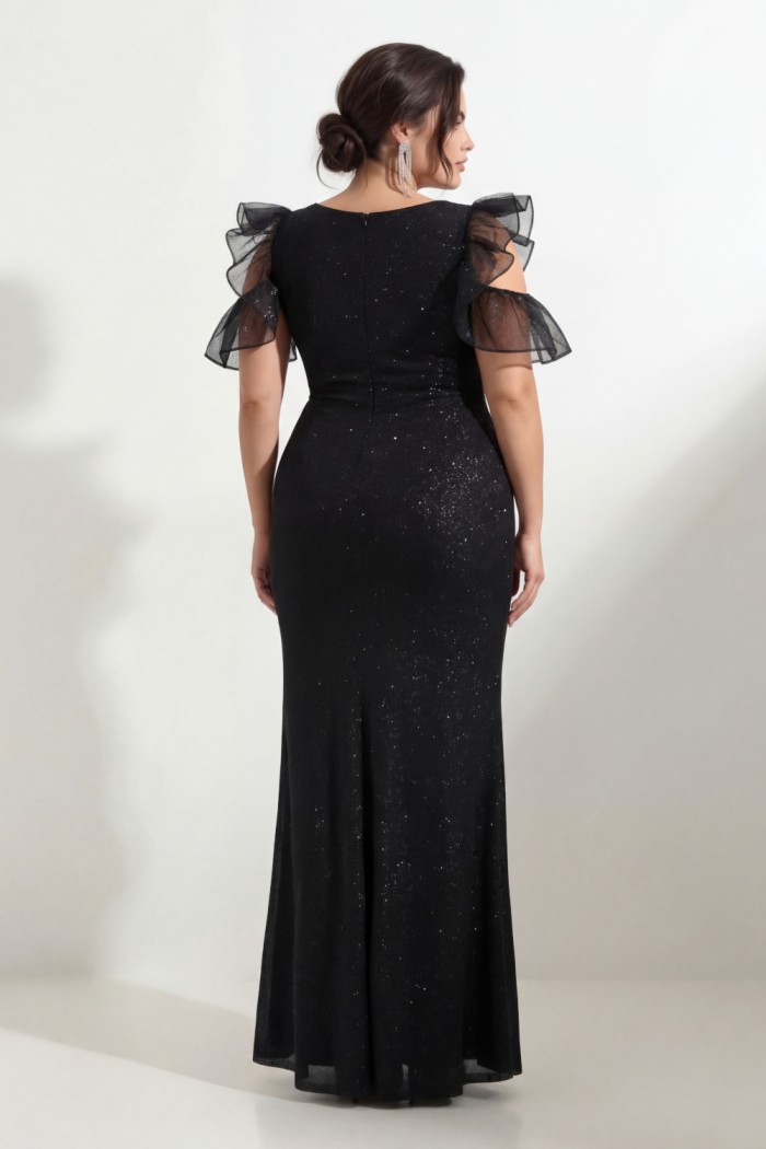 ПЕРВОЕ ВПЕЧАТЛЕНИЕ - Длинное черное платье из блестящей ткани большого размера с коротким фигурным рукавом | Paulain