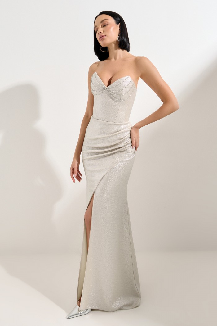 СИЛА ПРИТЯЖЕНИЯ - Облегающее вечернее платье в пол с разрезом по ноге и с драпировкой на бедре | Paulain