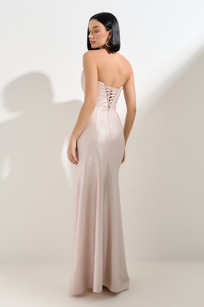 СИЛА ПРИТЯЖЕНИЯ - Притягательное вечернее платье макси длины с открытым лифом с декором из бусин | Paulain