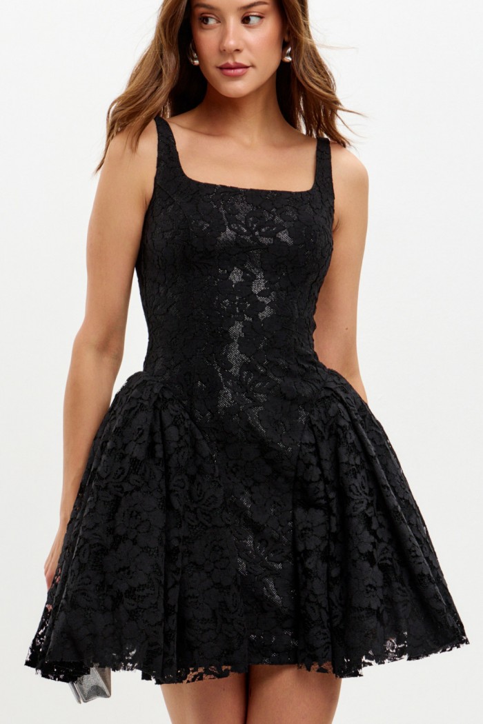 ХОРОШАЯ ДЕВОЧКА - Кружевное черное платье мини длины на бретелях с квадратным вырезом | Paulain