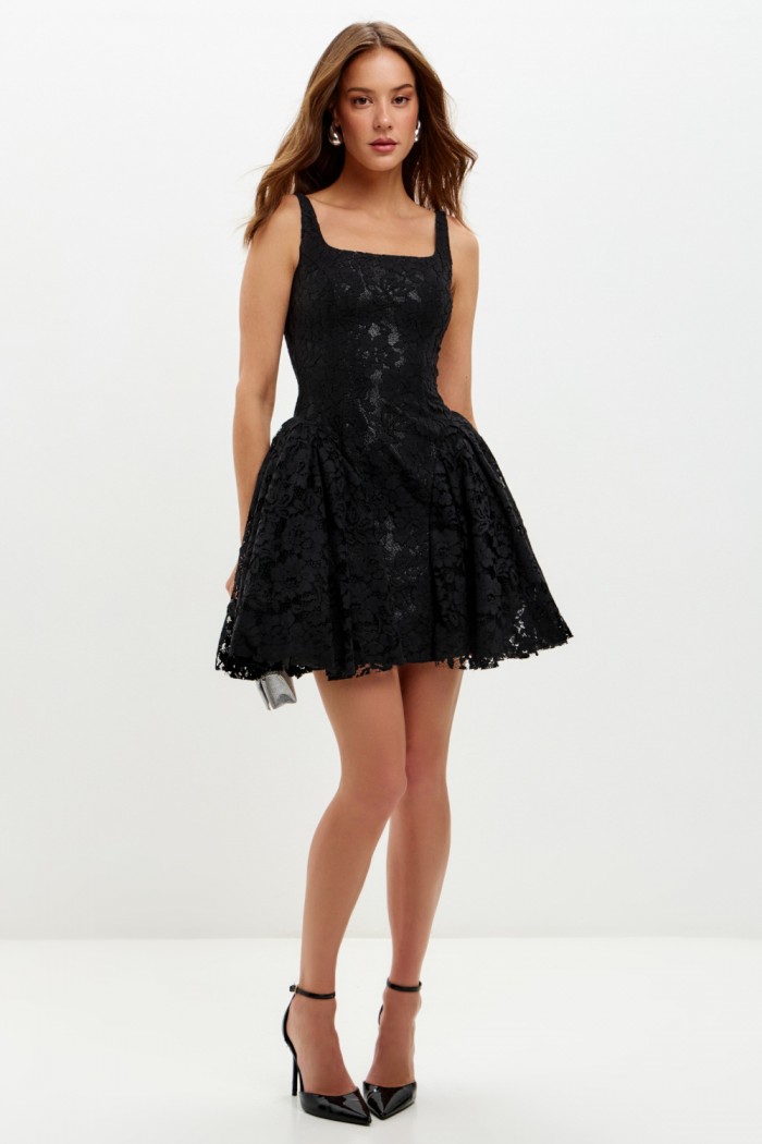 Кружевное черное платье мини длины на бретелях с квадратным вырезом - ХОРОШАЯ ДЕВОЧКА | Paulain