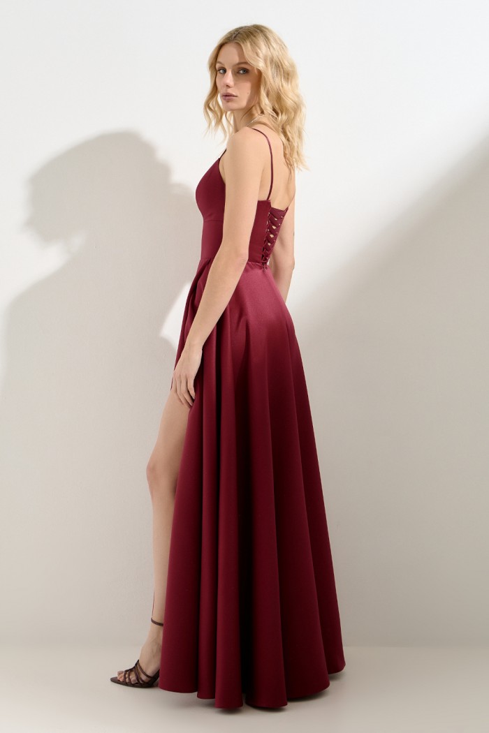 БЕЗУПРЕЧНЫЙ ВКУС БЕЗУПРЕЧНЫЙ ВКУС - Вечернее платье в пол на бретелях винного оттенка в минималистичном стиле | Paulain