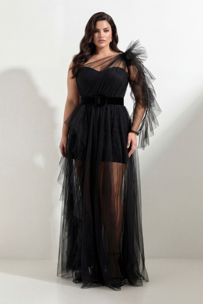 НОЧНОЙ МОТЫЛЁК - Вечернее черное платье большого размера с разрезом по ноге и съемным рукавом | Paulain