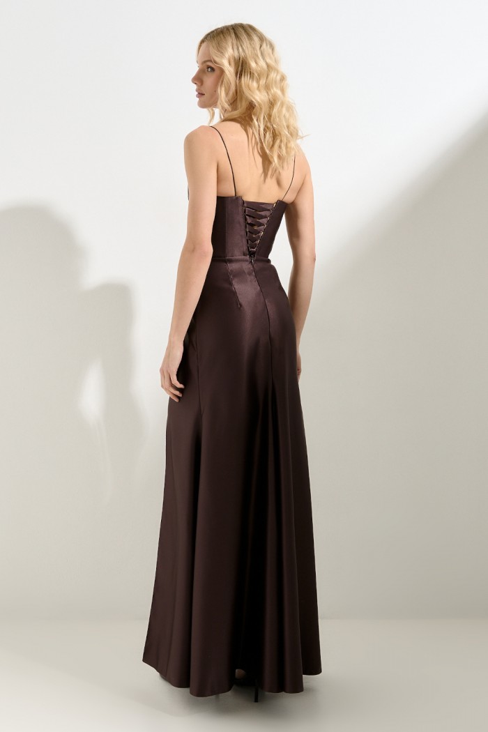 ОДНА ТАКАЯ - Длинное силуэтное платье из плотного атласа на тонких бретелях и корсетной шнуровке | Paulain