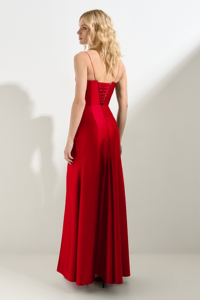 ОДНА ТАКАЯ - Яркое вечернее платье по фигуре красного цвета на бретелях и с разрезом | Paulain