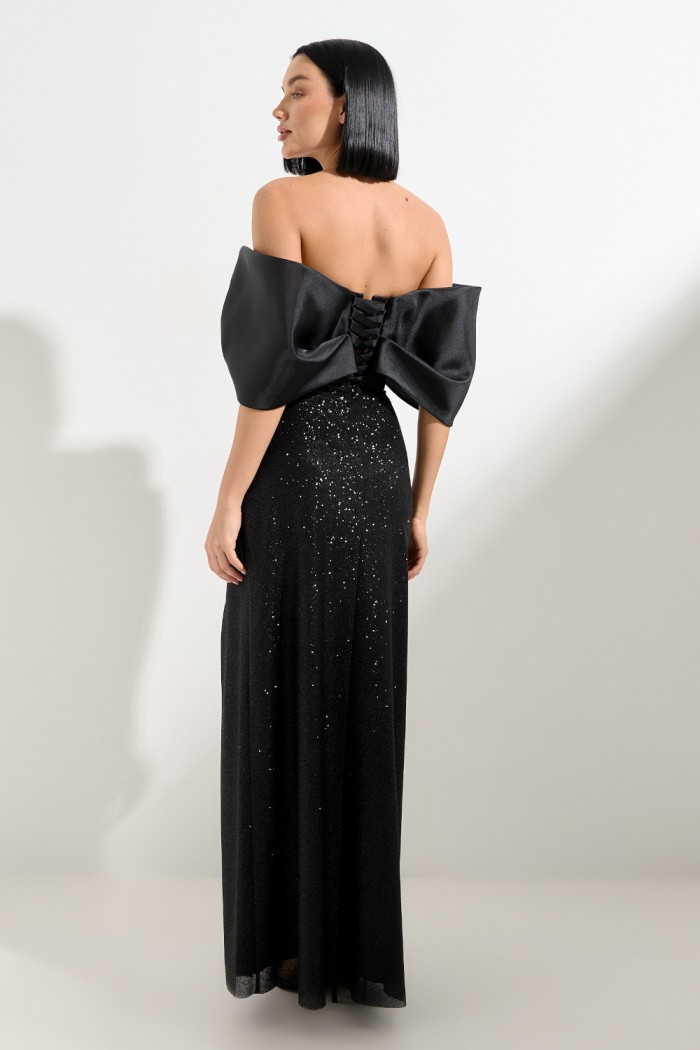 ХОД КОРОЛЕВЫ - Вечернее блестящее платье с открытыми плечами и высоким разрезом по ноге | Paulain