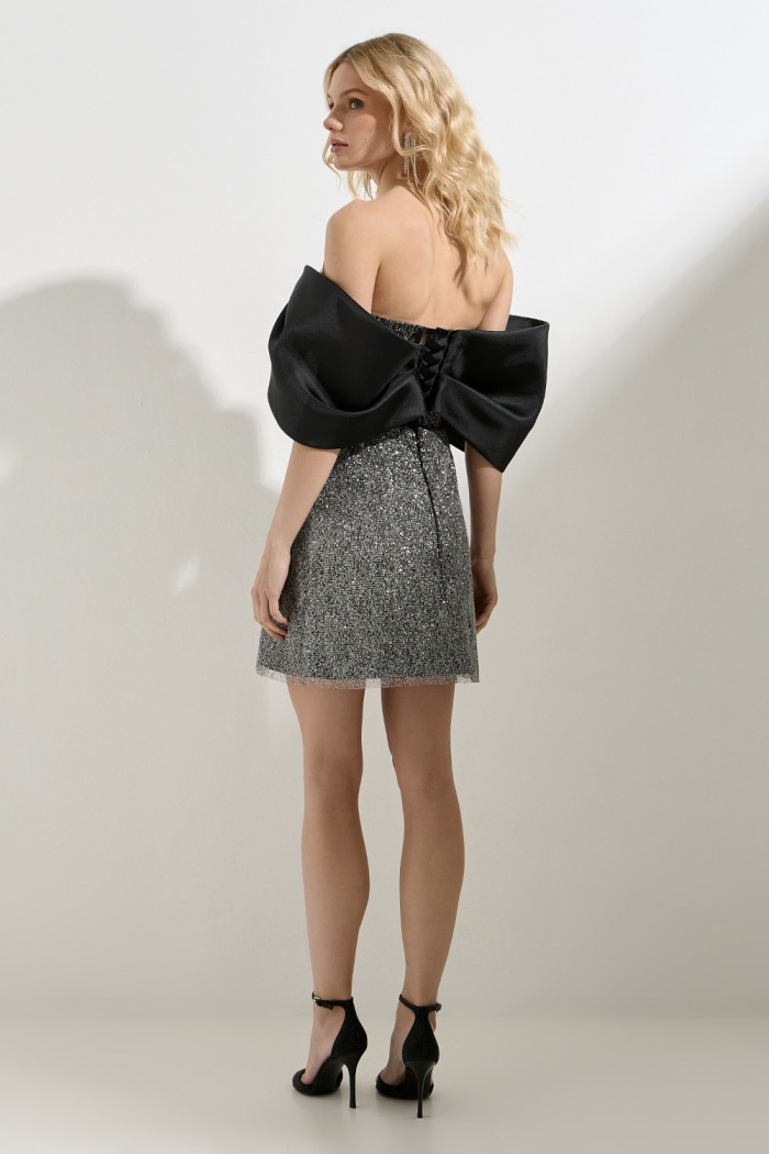 ХОД КОРОЛЕВЫ МИНИ - Короткое блестящее платье с юбкой-трапеция и со спущенным рукавом | Paulain