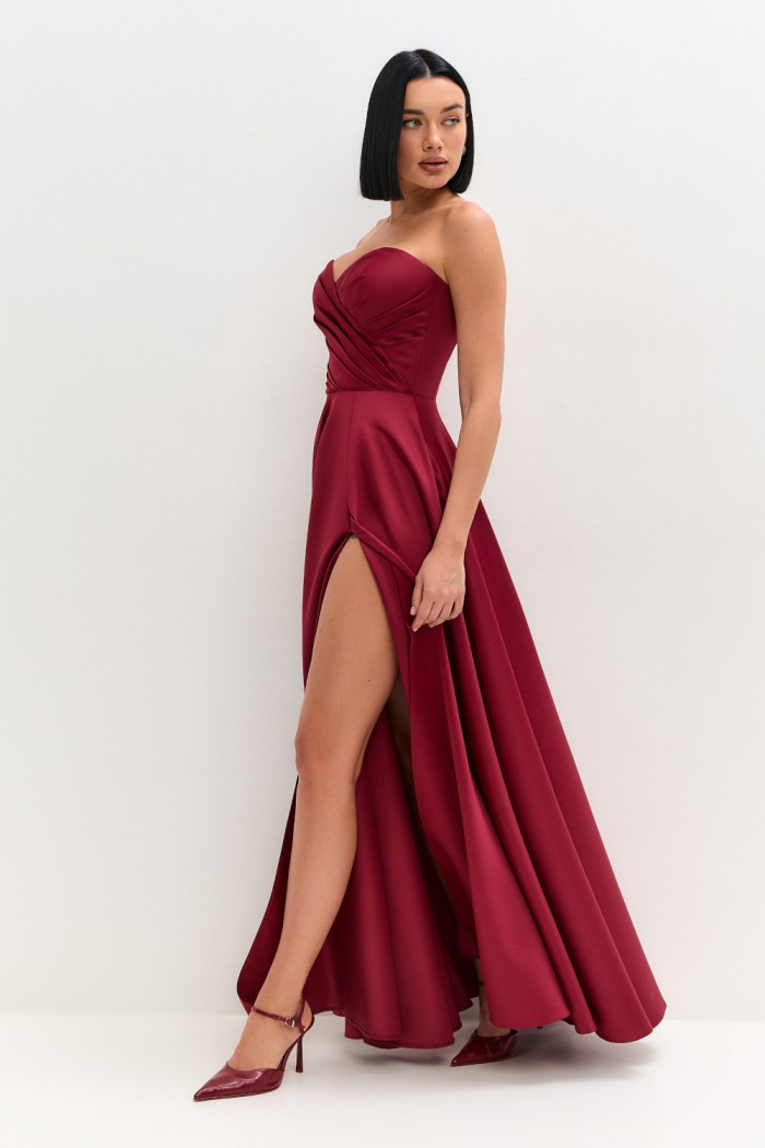 РОССА МАКСИ - Элегантное вечернее платье с открытыми плечами и высоким разрезом по ноге | Paulain