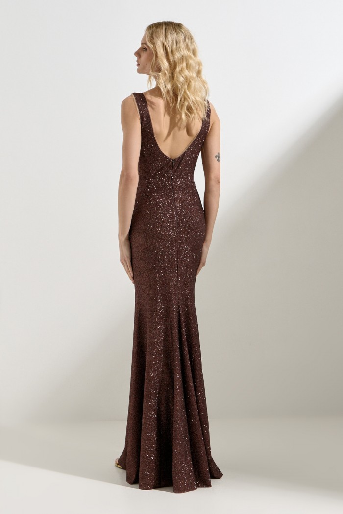 МЕДЛЕННЫЙ ТАНЕЦ - Силуэтное блестящее платье с закрытым декольте и вырезом на спине без рукава | Paulain