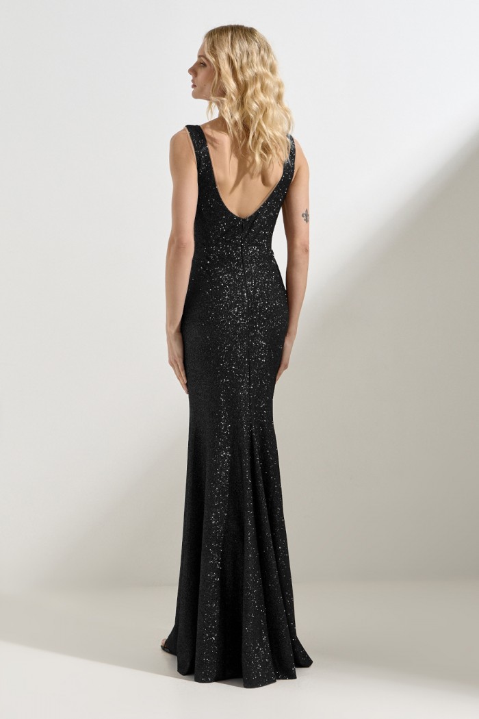 МЕДЛЕННЫЙ ТАНЕЦ - Черное силуэтное платье в пол из роскошной блестящей ткани с открытой спиной без рукава | Paulain