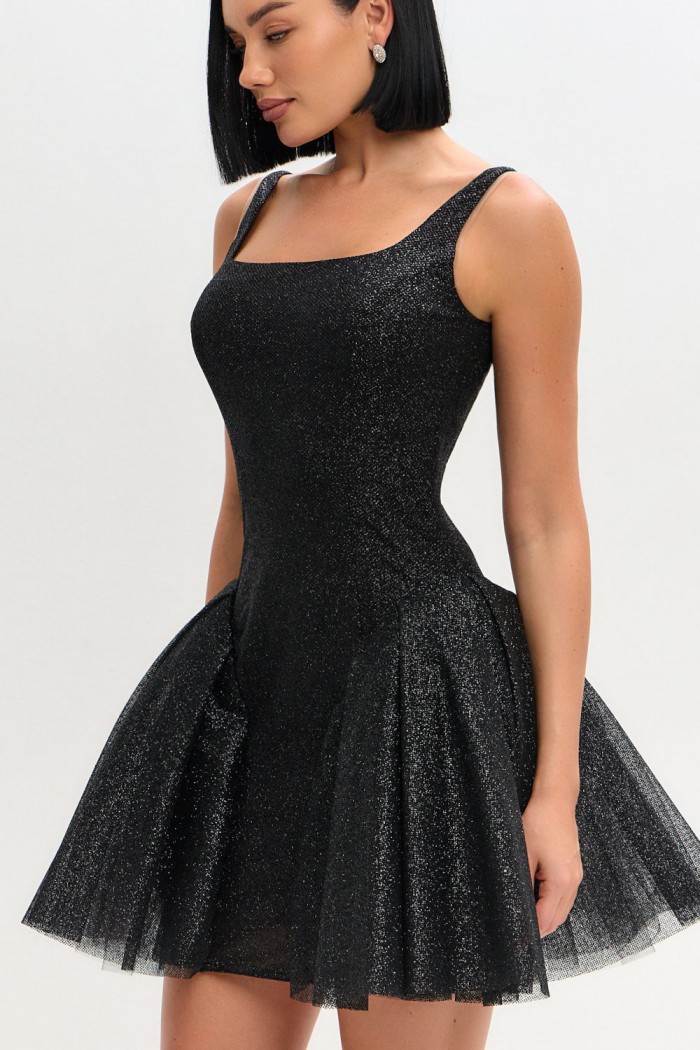 ОСОБОЕ МНЕНИЕ - Черное блестящее платье с пышной юбкой мини длины на бретелях и замке | Paulain