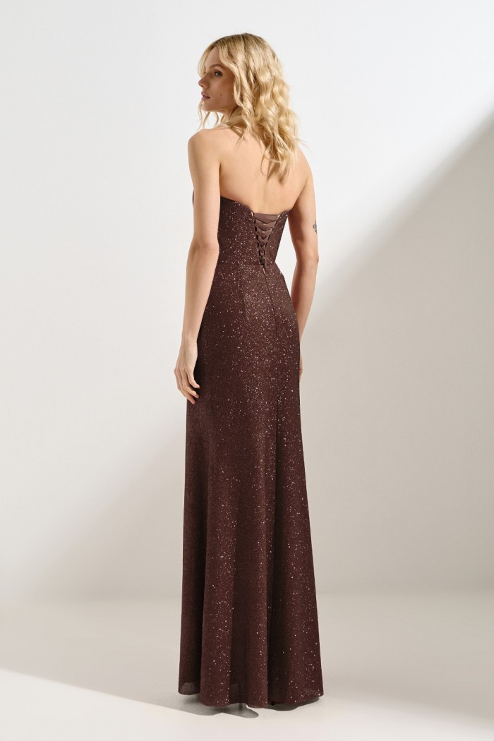 ЗВЕЗДА ВЕЧЕРИНКИ - Элегантное блестящее платье по фигуре на корсете с открытыми плечами шоколадного оттенка | Paulain