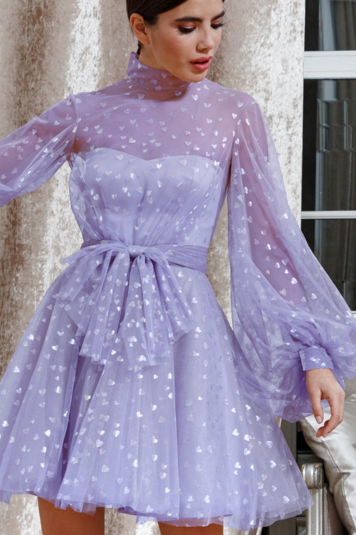 БЕВЕРЛИ - Модное короткое платье из воздушной ткани с длинными рукавами и стойкой | Paulain