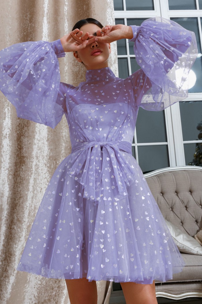 Модное короткое платье из воздушной ткани с длинными рукавами и стойкой - БЕВЕРЛИ | Paulain