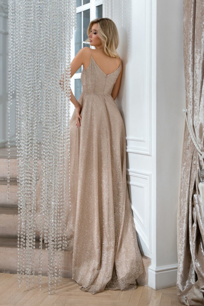 ЗЕНА - Вечернее платье с соблазнительным вырезом на бретелях и длинной юбкой со шлейфом | Paulain