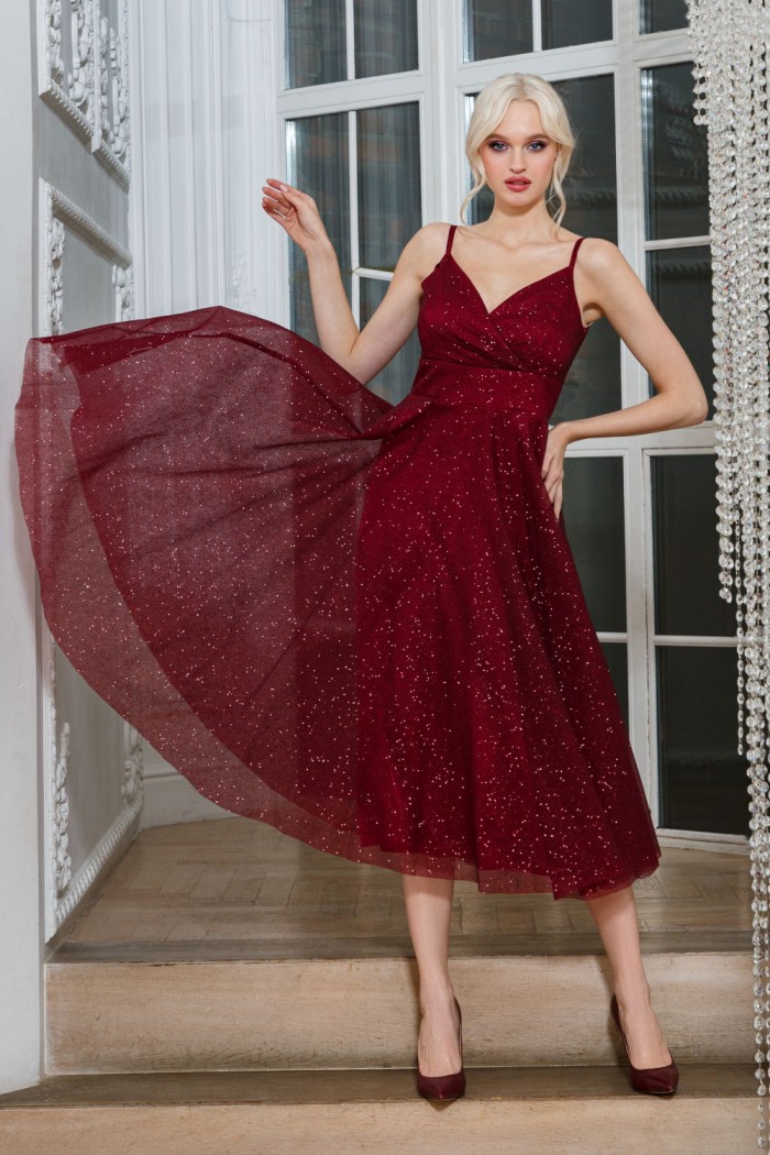 ЗЕНА - Темно-красное коктейльное платье на бретельках с юбкой длины миди | Paulain