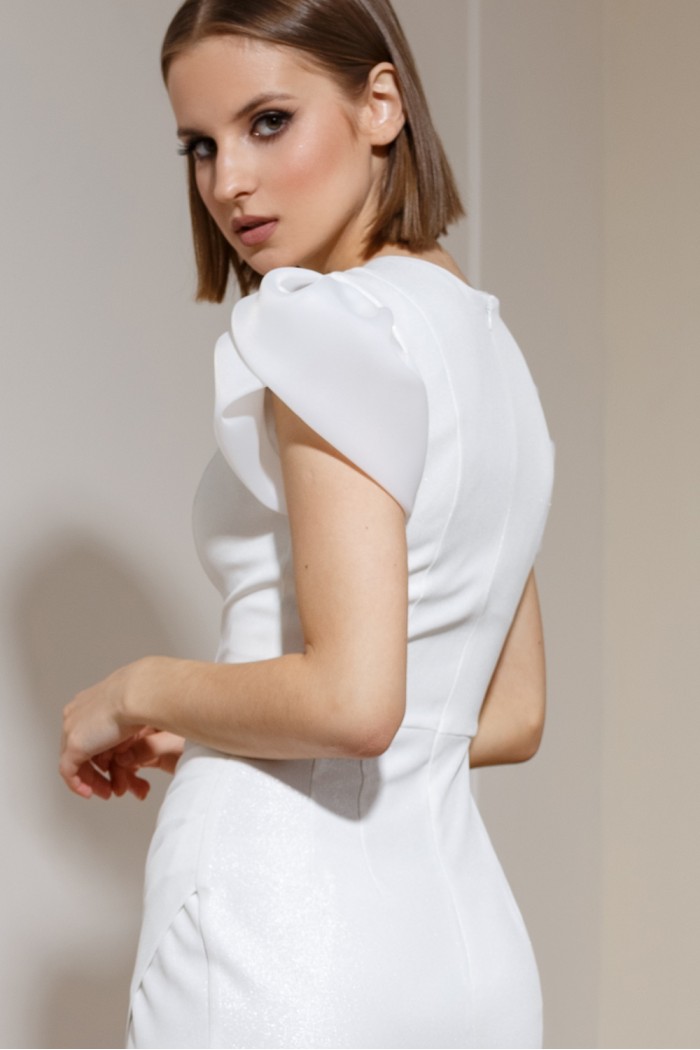 КАРОЛИН - Белое нежное короткое платье-футляр с рукавом из органзы | Paulain