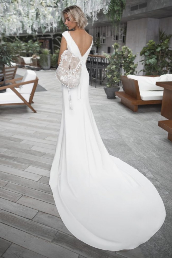 ЛАКРИМА - Свадебное платье по силуэту с аккуратным шлейфом и с коротким рукавом и открытой спиной | Paulain