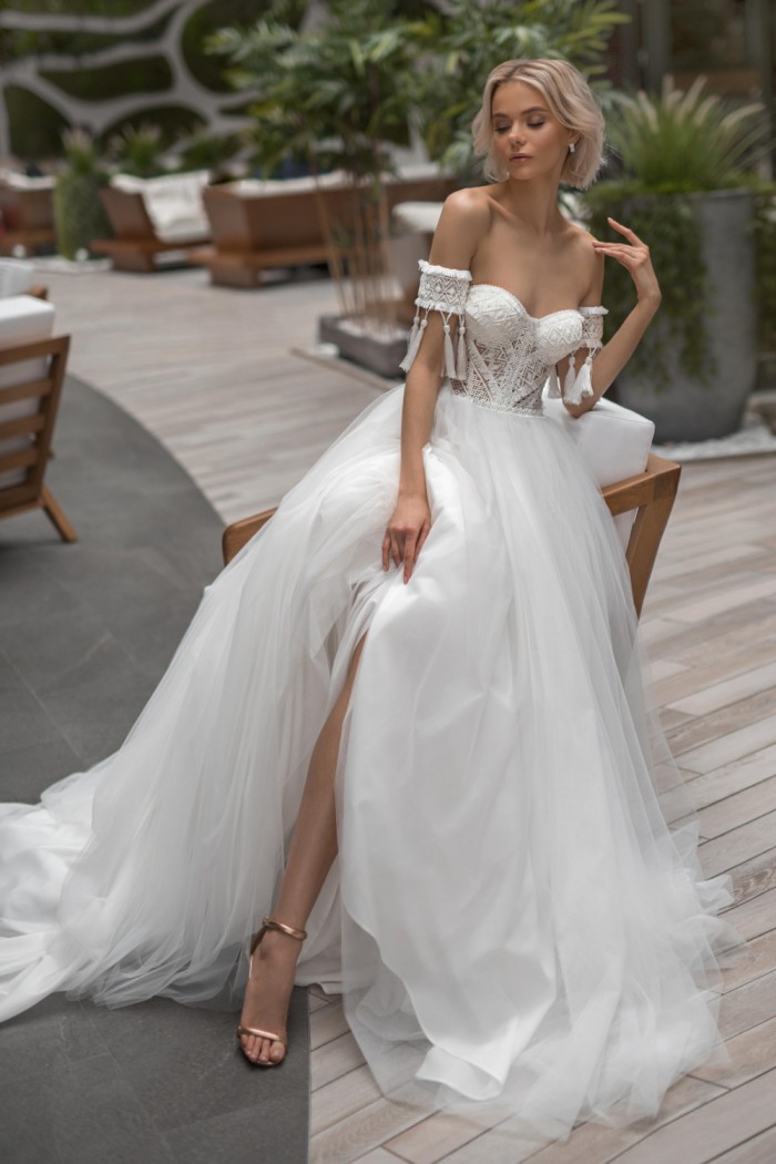 Открытое пышное свадебное платье с корсетом в стиле бохо со шлейфом - КАЛИПСО | Paulain
