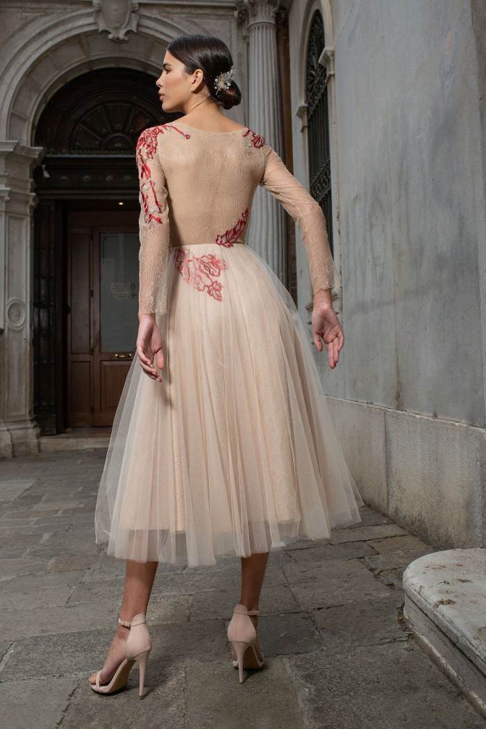 ЛЕЙЛИ - Дизайнерское вечернее платье с рукавом и расшитым кружевом лифом | Paulain