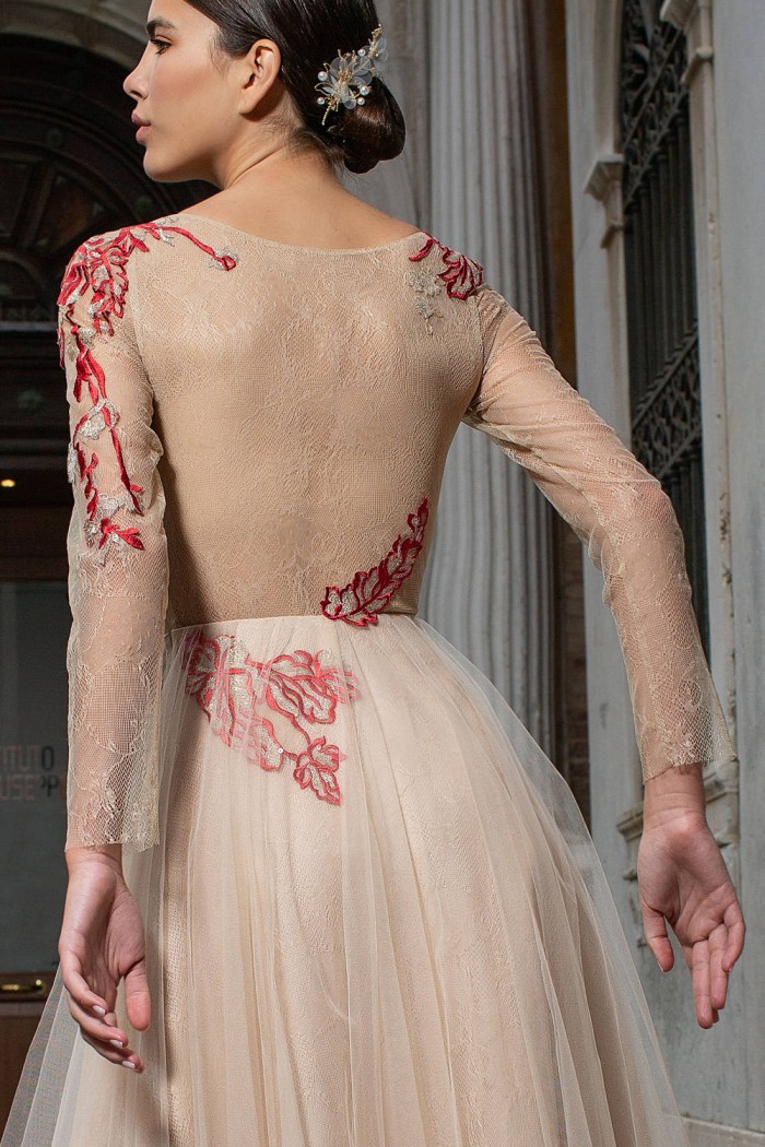 ЛЕЙЛИ - Дизайнерское вечернее платье с рукавом и расшитым кружевом лифом | Paulain