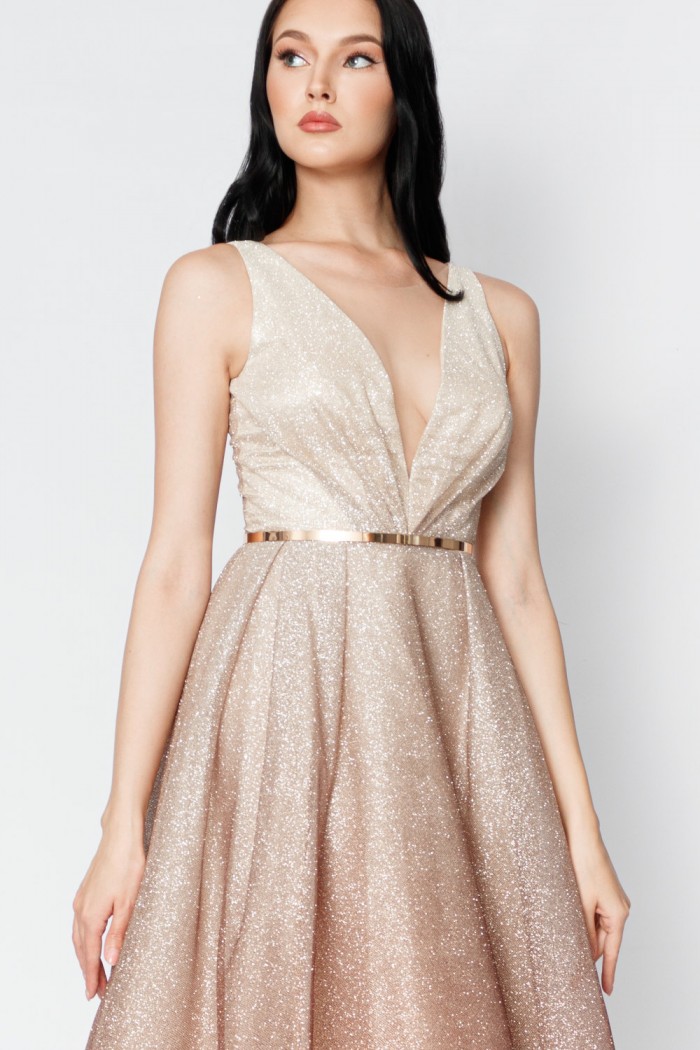 МЕЛИСЕНТА Бурбон - Модное коктейльное платье без рукава с глубоким вырезом и металлическим поясом | Paulain