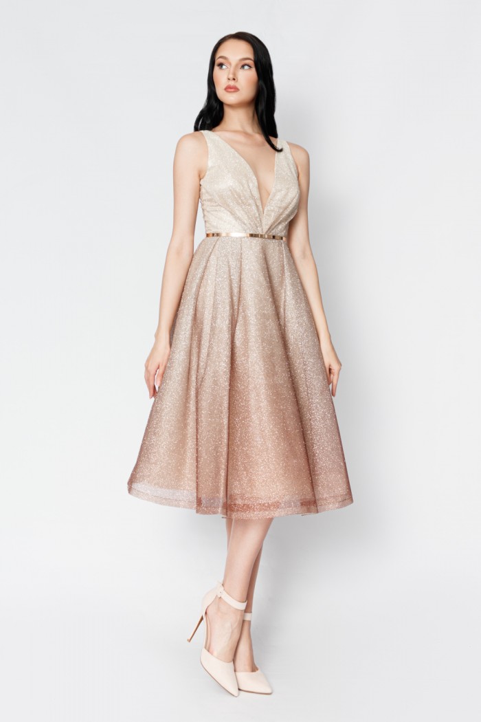 Модное коктейльное платье без рукава с глубоким вырезом и металлическим поясом - МЕЛИСЕНТА Бурбон | Paulain