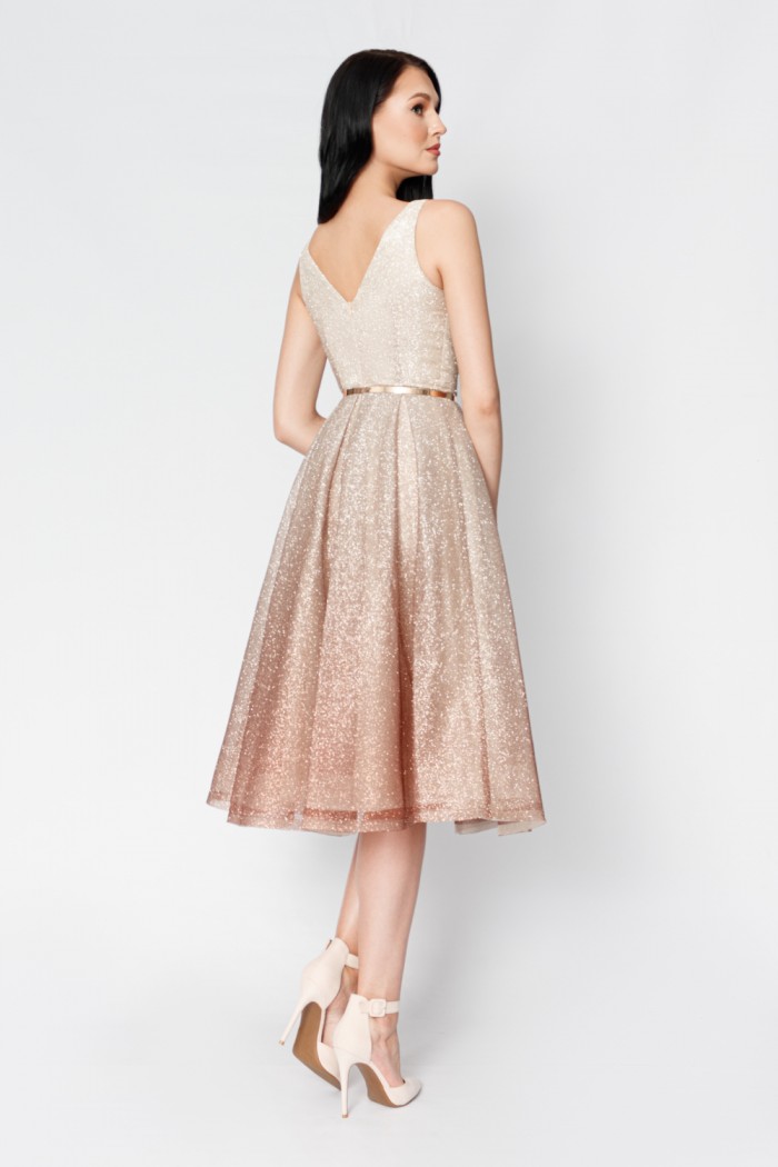 МЕЛИСЕНТА Бурбон - Модное коктейльное платье без рукава с глубоким вырезом и металлическим поясом | Paulain